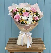 Букет цветов из:  Гвоздики, Орхидеи и Розы в Мотяково
