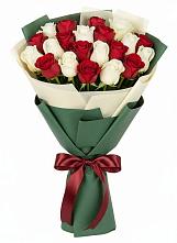 Букет Микс из красных и белых роз в Мотяково