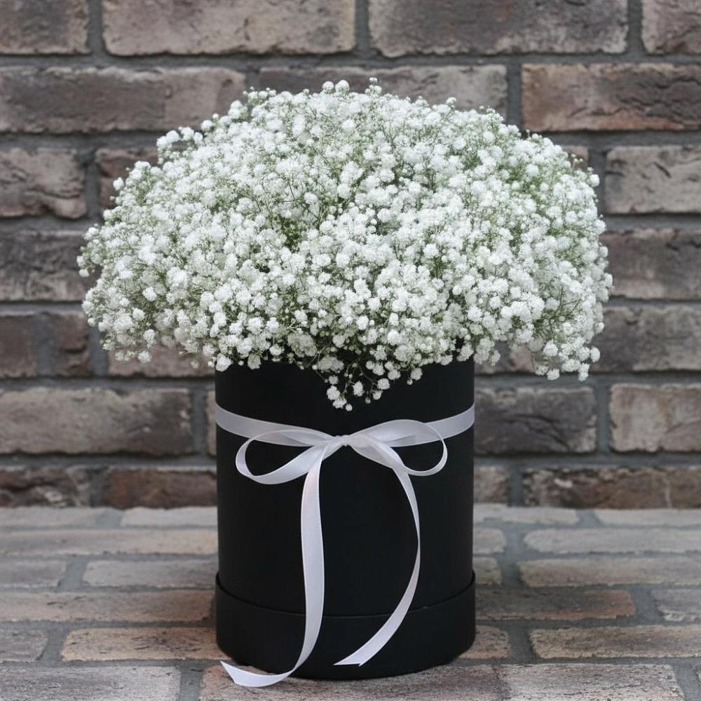 Цветочная композиция из Гипсофила в шляпной коробке в Мотяково