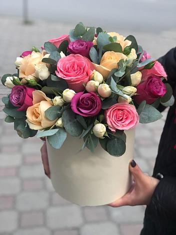 Цветочная композиция из Розы в шляпной коробке в Мотяково