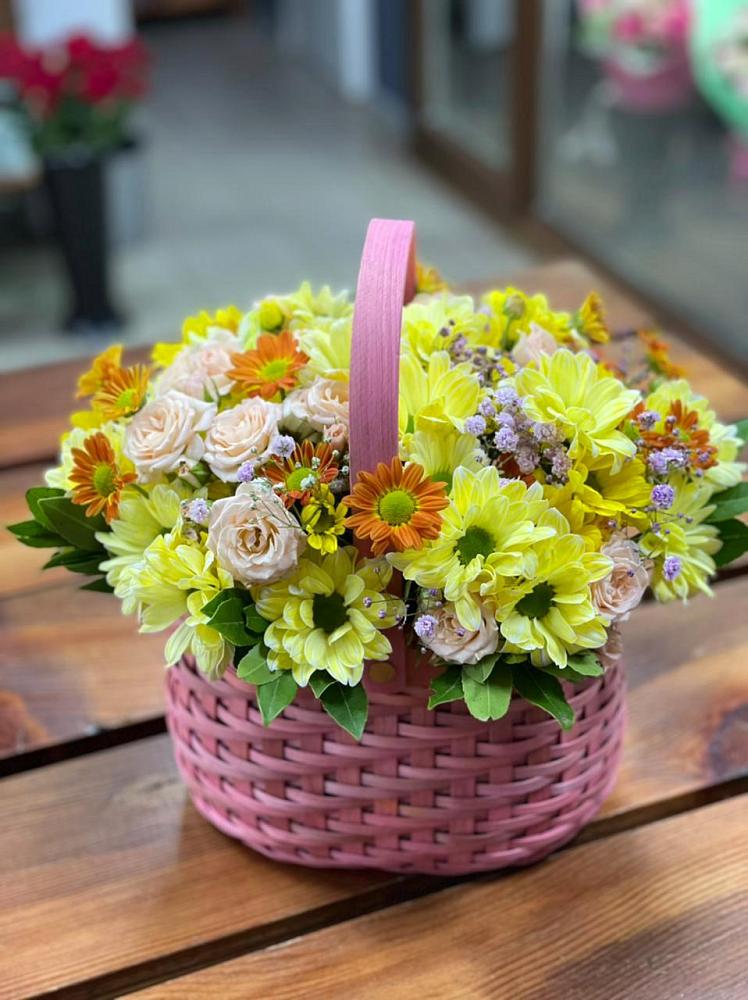 Цветочная композиция из Хризантемы и Розы в корзине в Мотяково