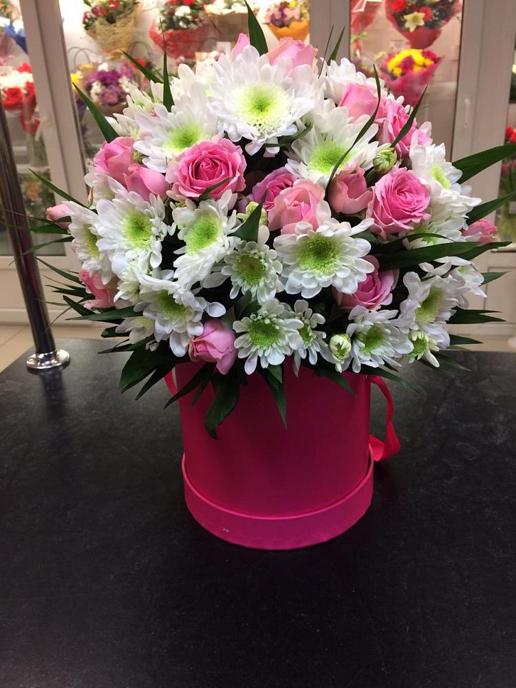 Цветочная композиция из Розы и Хризантемы в шляпной коробке в Мотяково