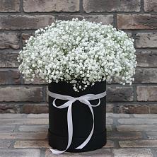 Цветочная композиция из Гипсофила в шляпной коробке в Мотяково