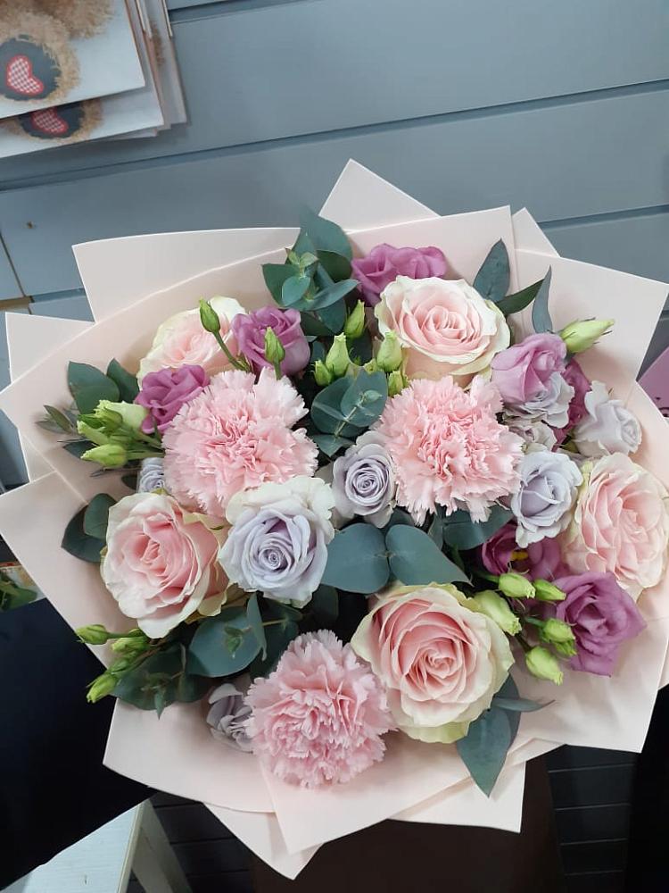 Букет цветов из: Розы, Гвоздики и Лизиантусы в Мотяково